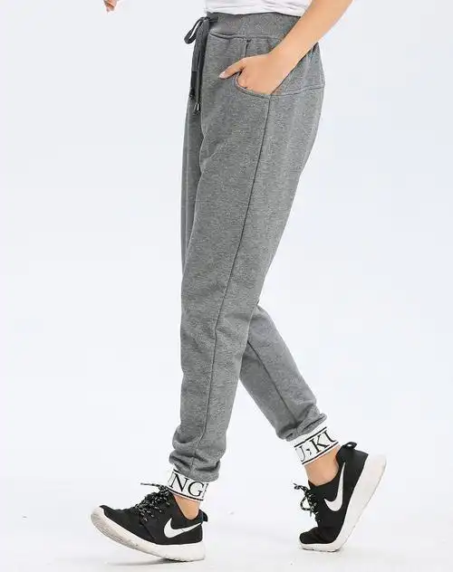 潮流街拍 女款灰色潮流长裤 纵横金秋