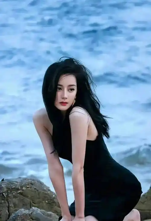 湿身更美迪丽热巴海边性感泳装让人心动