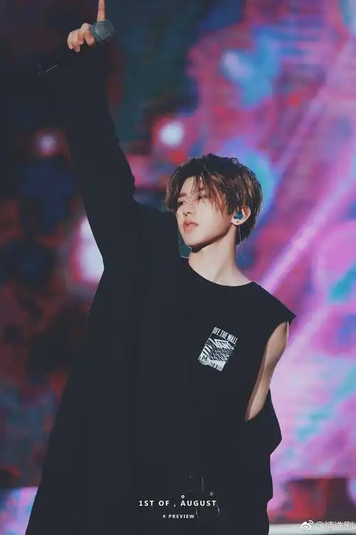 蔡徐坤 脱掉外套,热力开唱!南京首场ikun用心准备的金色海洋应援