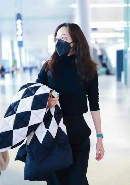 韩雪现身机场穿黑白拼色长款羽绒服时尚温暖又显气质