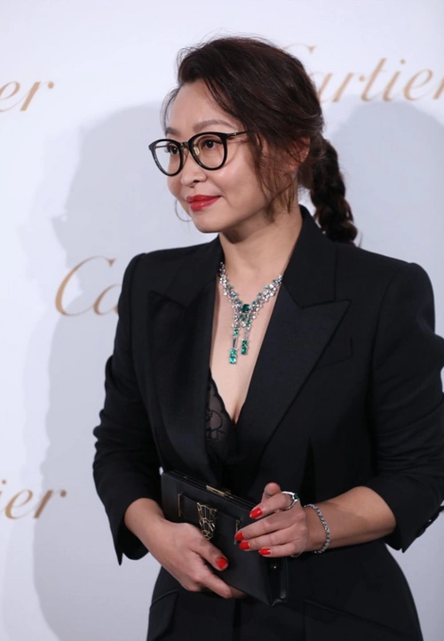 原来刘天池这么会穿,黑西装内搭睡衣,不仅不丑,意外高级又时髦