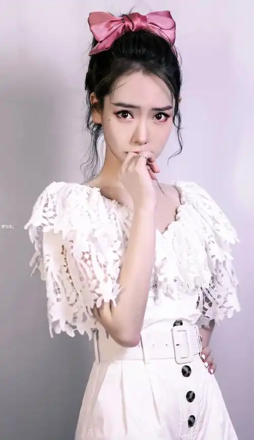 戚薇一改霸气造型小白裙配粉蝴蝶结清新可爱网友太会装嫩了