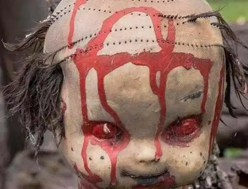 诡异的墨西哥娃娃岛岛上悬挂数千只鬼娃娃神秘传说2