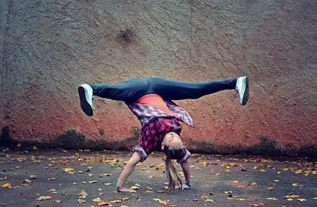 跳街舞的女孩照片