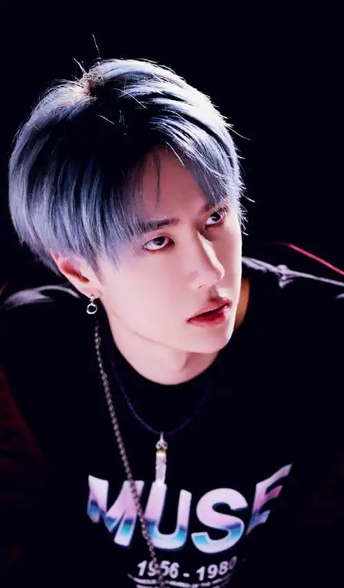 王一博酷帅小子上线,这款发色和牛仔裤,才是真的炸