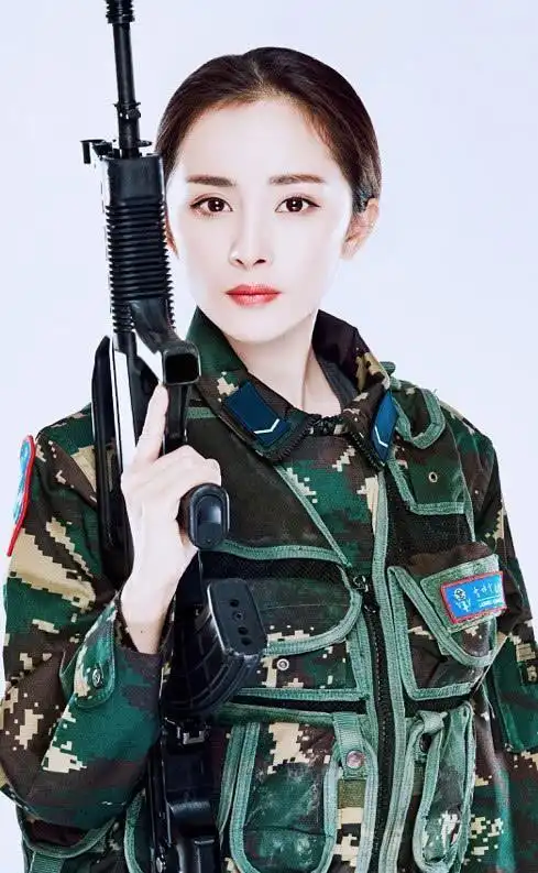 杨幂手持机枪着迷彩军装又酷又飒眼神犀利让人望而却步