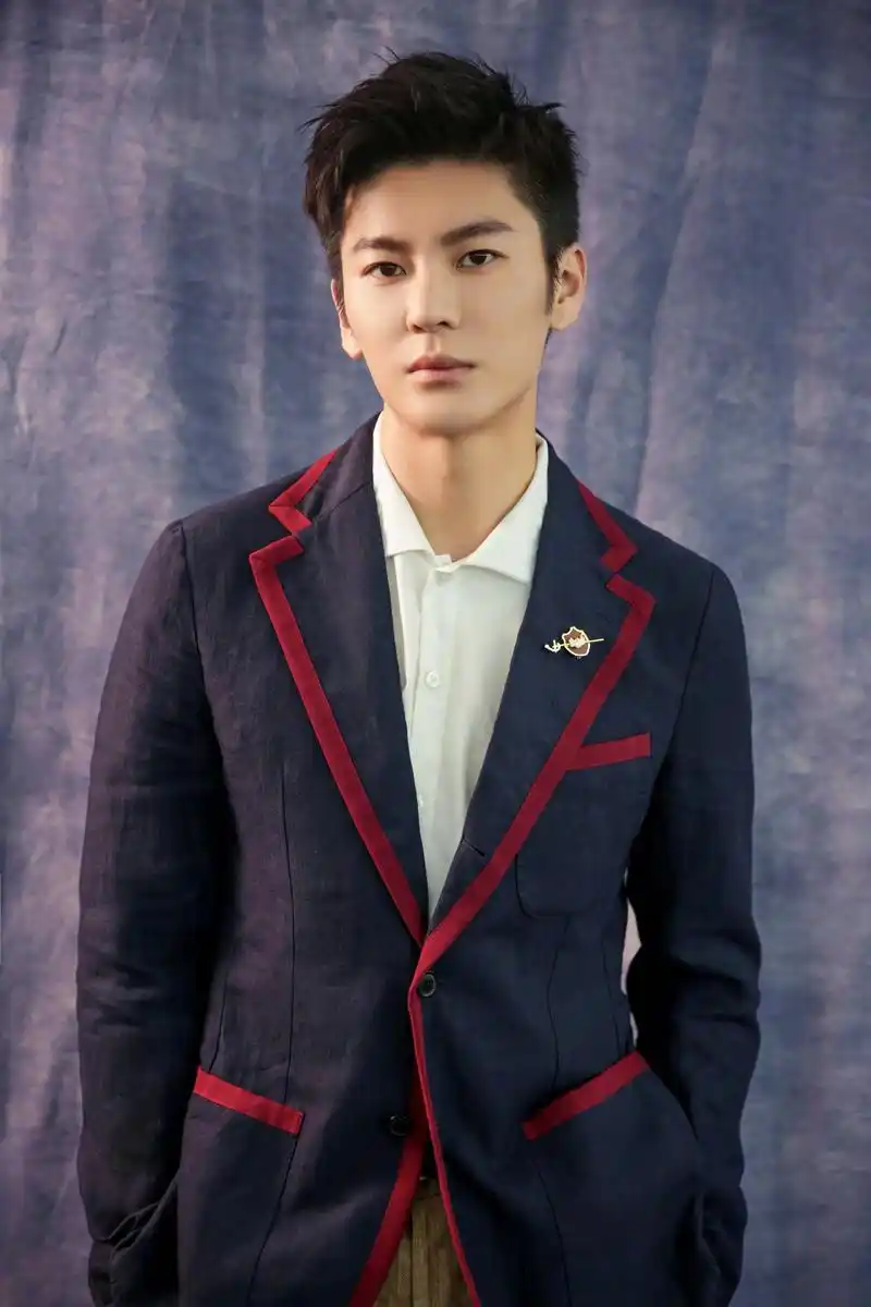 演员王嘉身穿学院风休闲西装亮相"赞赞新时代"新青年榜样艺人荣耀盛典