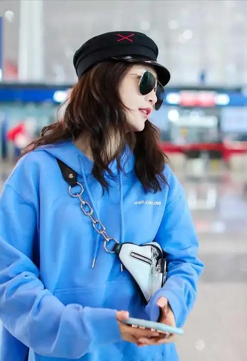 王鸥机场新造型有点腔调!穿蓝色卫衣配牛仔裤,这一季她最时髦