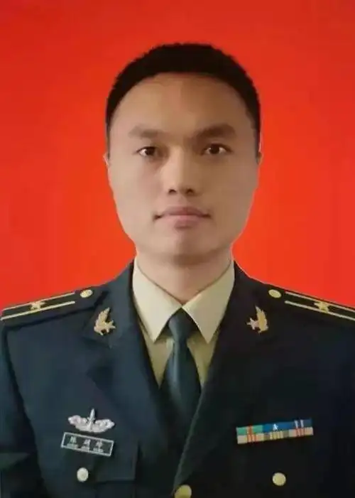 火箭军某部副营长,少校军衔.陈剑峰