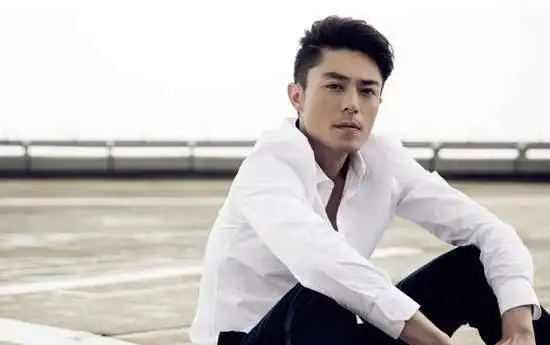 霍建华蓄起小胡子抽电子烟,网友:"小胡子跟电子烟更配哦"!_网易订阅