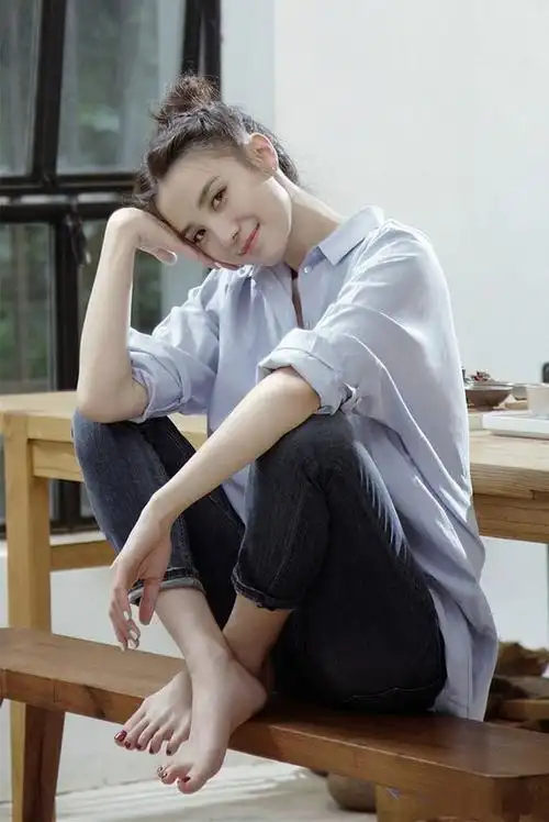 性感女星宋佳秀脚丫