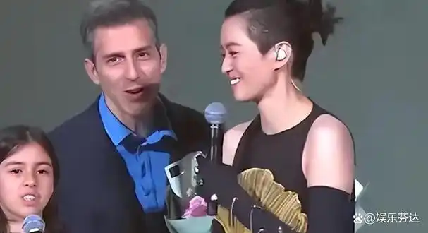 梁咏琪澳门演唱会爱女和老公现身为其庆生现场观众感动落泪