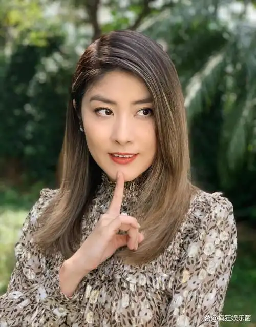 1984年,年仅17岁的陈慧琳从美国回到香港,由于父亲是著名珠宝商人