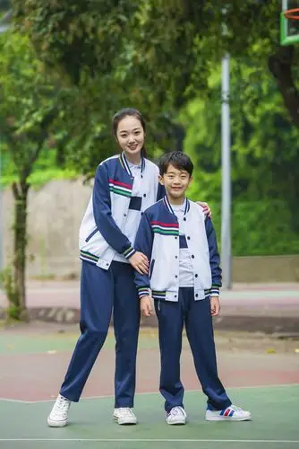 新校服时代冉冉升起,引进了西装风,突破了运动风,点燃了新中式_中国