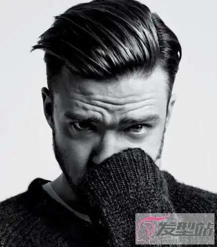 背头,侧面头发剃得颇为细碎,增添了几分清爽,顶部头发烫出大弧度的