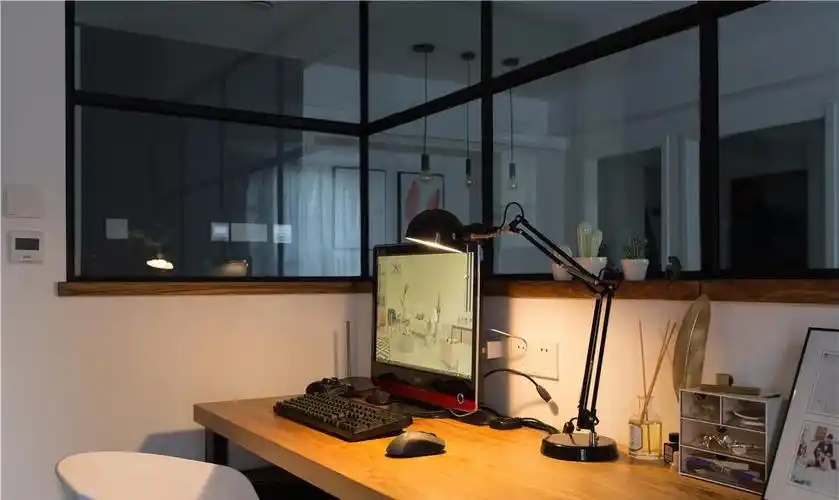 这个是书房晚上的效果,一盏暖色的台灯照明,效果特别温馨. 主卧图.