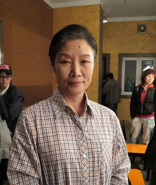 演员吕中:与同学结婚,今儿子儿媳成她的骄傲,女儿是国人的骄傲