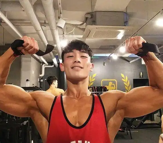 健身男神不仅帅还拥有一身肌肉女朋友也是健美达人