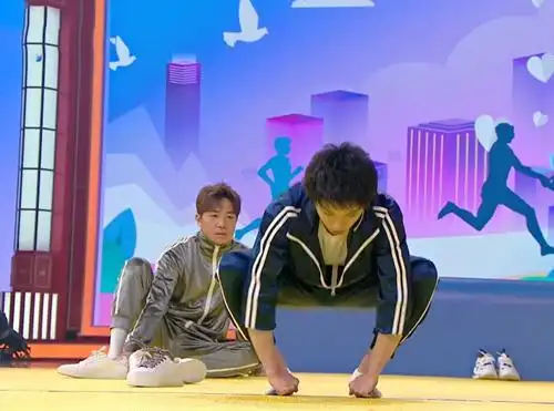 有一种小脚叫华晨宇的小脚,看到他穿袜子方式,网友:不敢信!