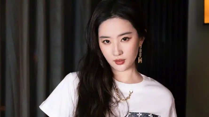 36岁刘亦菲香港被偶遇,下颌线明显素颜精致,又在撕嘴皮太真实