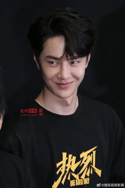 王一博胳膊晒出了分界线##王一博说做自己喜欢的事情不觉得累