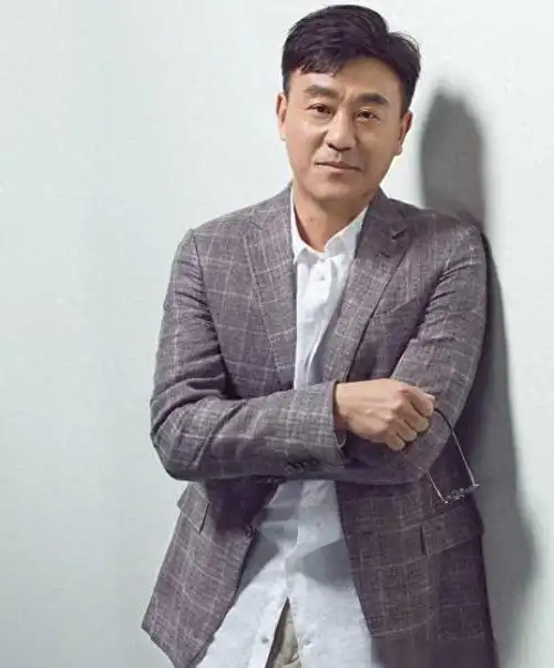 演员何冰为何结婚几十年零绯闻看看妻子是谁就知道了