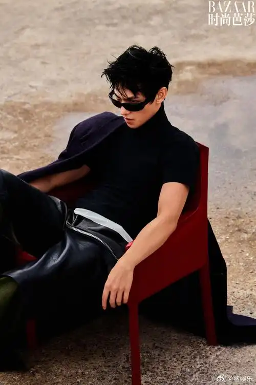 杨洋真空黑风衣##杨洋侧目眼神杀