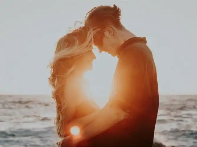 你的背并且下半身隔着一段距离,如同两人之间有着一座桥墩似的抱法,这