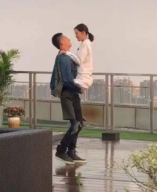 黄景瑜上演绅士手?一把抱起李沁姿势尴尬男友力爆棚!