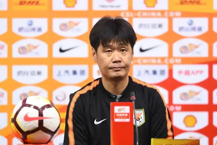 李霄鹏哪年退役(山东鲁能原主教练李霄鹏的简历)