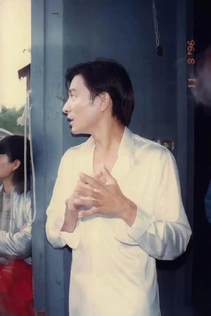 老照片,1996年的刘德华,那时的华仔脸上还未完全褪去稚气,青涩又立体