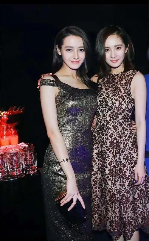 好想要这样的老板!杨幂用计算机按迪丽热巴,过往合照风情万种