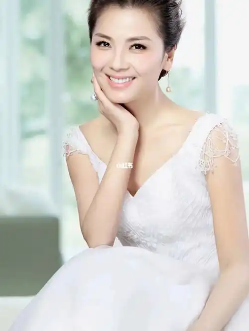 明星刘涛佩戴伊丽罗氏珍珠耳环,店内有同款作品,有喜欢的姐姐可以直接