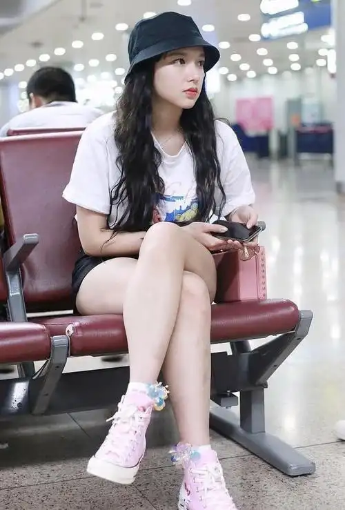 程潇大秀美腿坐姿帅气洒脱略微尴尬网友女神坐姿了解一下