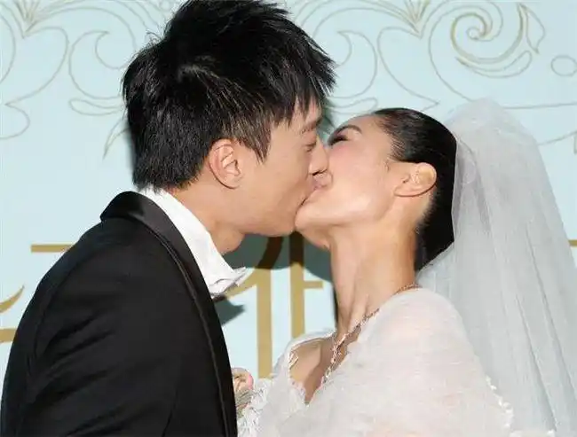 何建泽比陶昕然大几岁 他们两人是怎么样认识的呀_网易订阅