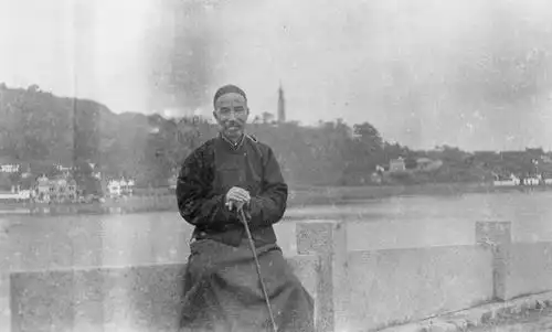 老照片:民国大地主的幸福生活,住有豪宅出有软轿,还有许多小妾