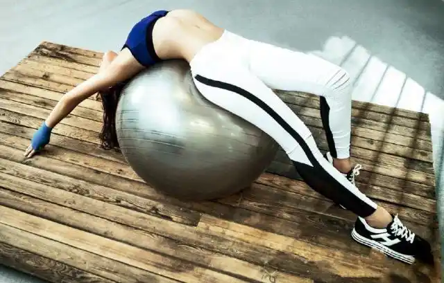 蓝盈莹健身运动装亮出新款了,爱锻炼的她,笑容依然那么甜