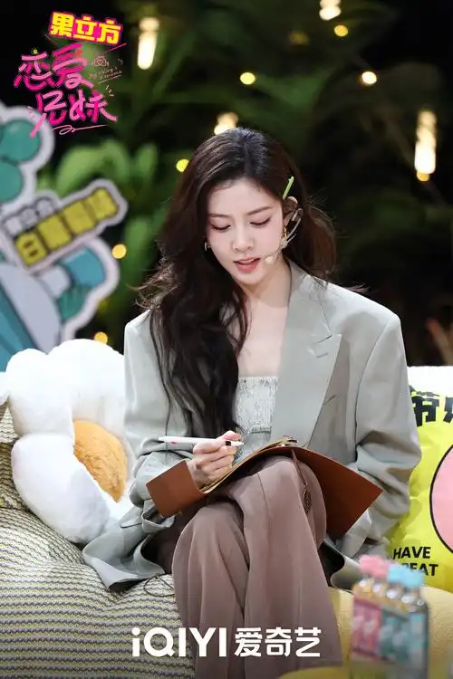 灵在前线】 #恋爱兄妹今日开播# 眼神专注,笔尖飞舞,cecilia宋妍霏