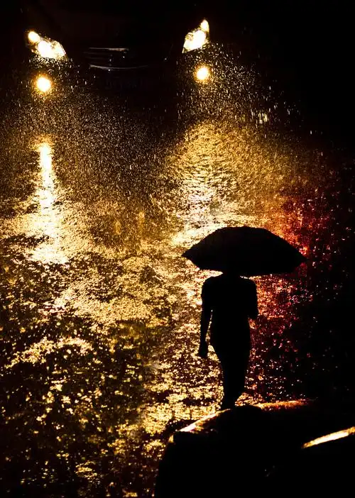 手指的纤长终究抵不过时间的剪影,雨夜也不曾孤独的落幕,华丽了谁的梦