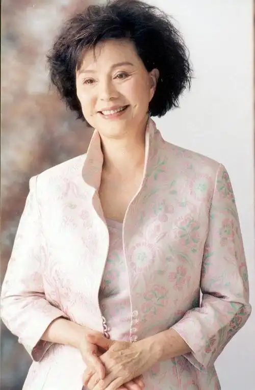 归亚蕾才是老年人的穿衣范本,78岁依旧优雅大气,不服老不怕老