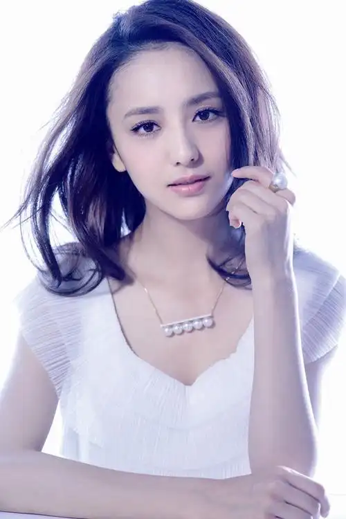 p>佟丽娅,1983年8月8日出生于新疆伊犁察布查尔,中国内地影视女演员