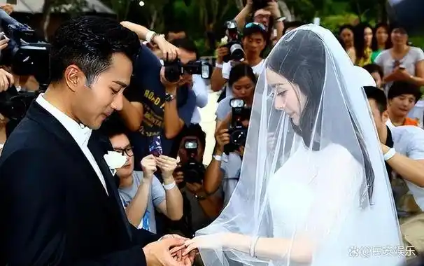 结婚前,她在采访中展现了一副满满的小女人气质.