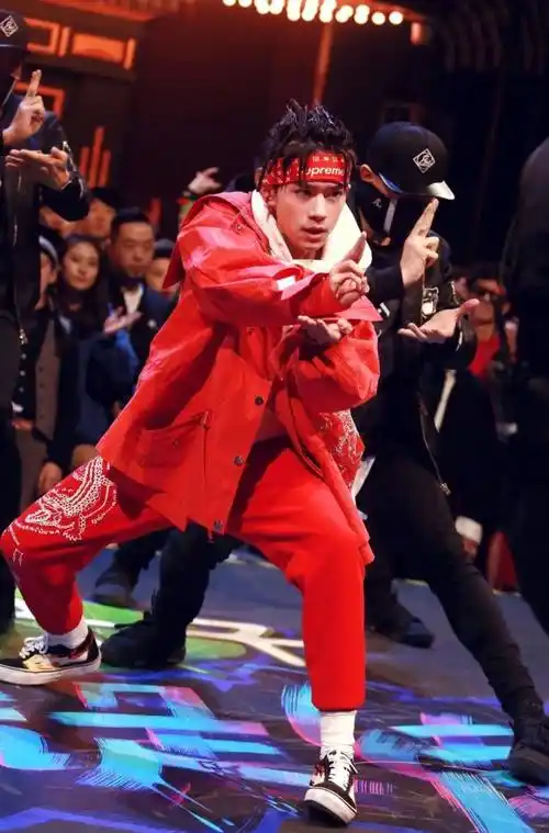 王一博和易烊千玺的舞蹈比拼绝不是百米冲刺,而是漫长的马拉松_专业