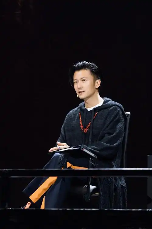 谢霆锋潮流造型,丸子头 西装,男人味十足!40岁变身潮男