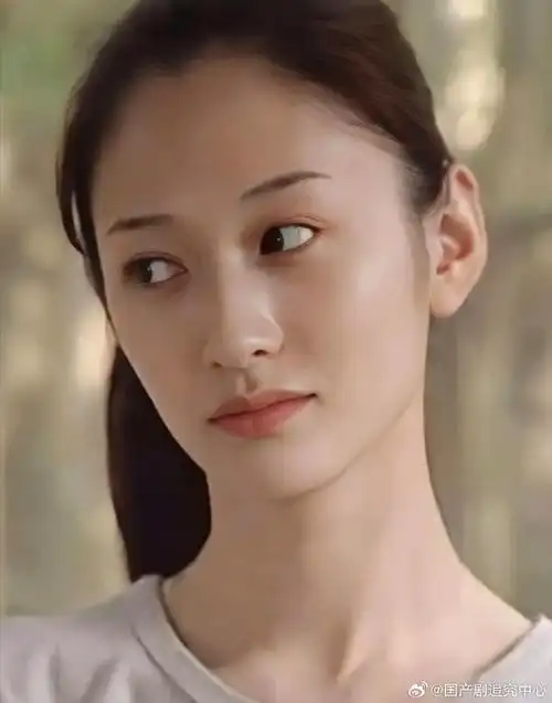 竞相求取的长相,皮肤白皙,脖颈纤长……如果要用一种动物来形容李小冉