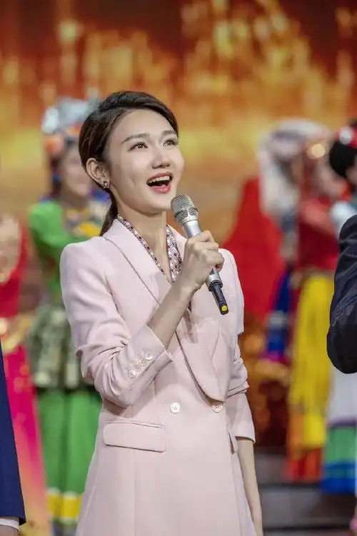 央视主持人龙洋美不胜收