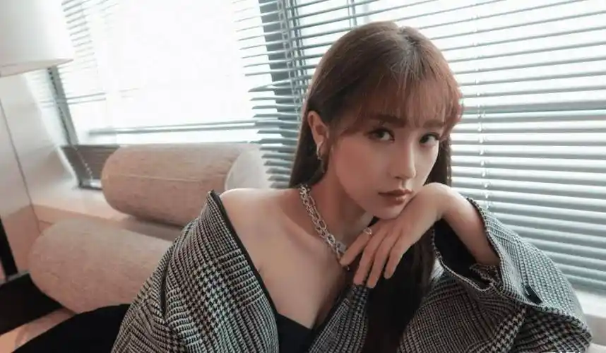 虞书欣时尚露香肩,我却被谢可寅的真实身材吸引_刘雨昕_造型_陆柯燃