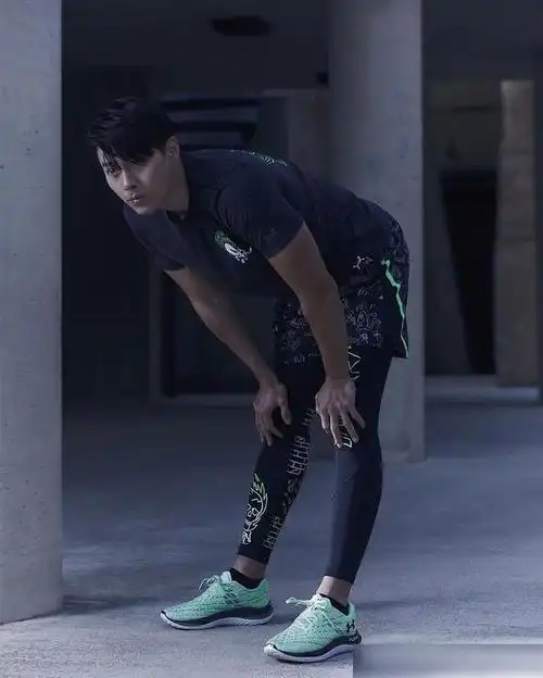 玄彬《gq korea》运动风画报,凸显肌肉线条,满满的男性荷尔蒙