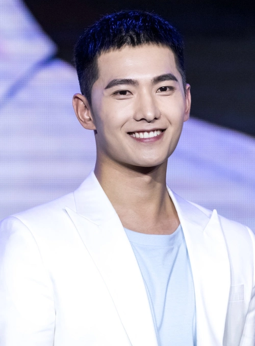 原创杨洋真敢剪寸头发型,穿衬衫配阔腿裤特别清新,最近帅得有点炸