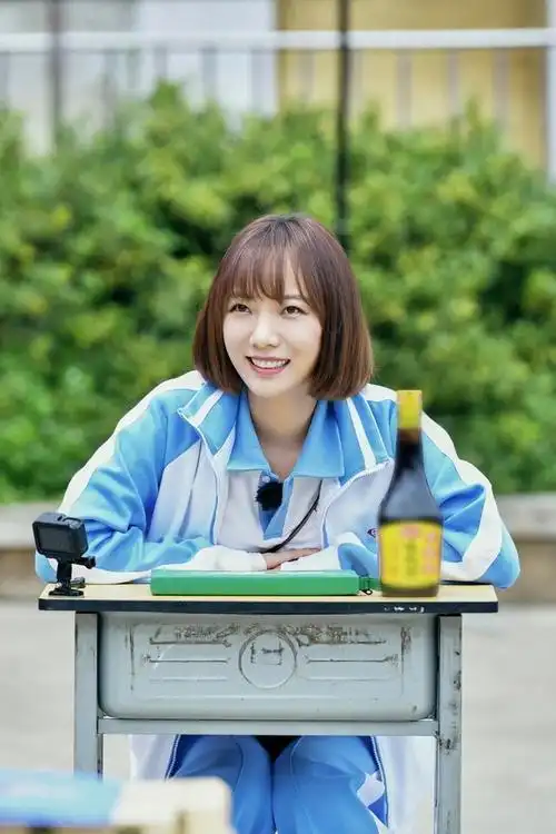 王珞丹现身《极限挑战宝藏行》重返校园公益助学